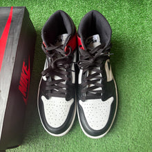 Load image into Gallery viewer, 2016 Jordan Black Toe 1s Size 10.5
