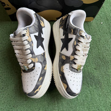 Load image into Gallery viewer, A Bathing Ape Camo Bapestas Size 9
