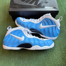 Load image into Gallery viewer, Nike UNC Foamposite Pros Size 13
