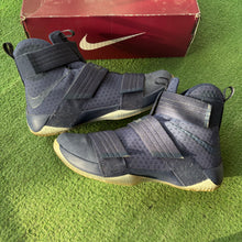 Load image into Gallery viewer, Nike Lebron Soldier 10s Size 13
