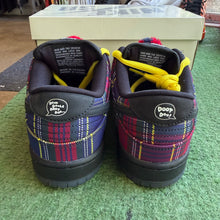 Load image into Gallery viewer, Nike SB Nardwaur Low Dunks Size 8
