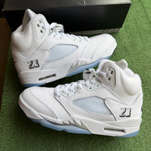 Load image into Gallery viewer, Jordan White Metallic 5s Size 8
