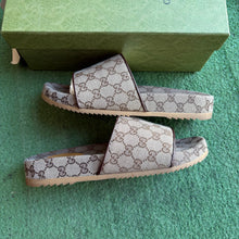 Load image into Gallery viewer, Gucci Slides Size 9
