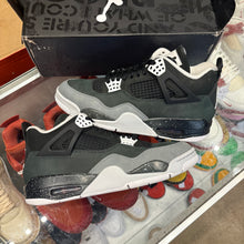 Load image into Gallery viewer, Jordan Fear 4s Size 9
