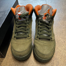 Load image into Gallery viewer, Jordan Olive 5 Size 5.5Y
