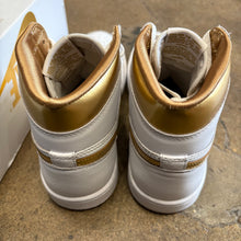 Load image into Gallery viewer, Jordan Metallic Gold 1s Size 8.5W/7M
