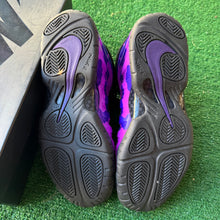 Load image into Gallery viewer, Nike Purple Camo Foamposites Size 7Y
