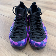 Load image into Gallery viewer, Nike Purple Camo Foamposite Pros Size 9
