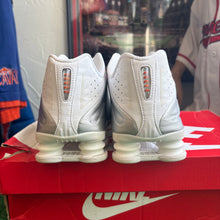 Load image into Gallery viewer, Nike Shox R4 Size 11W/9.5M
