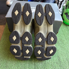 Load image into Gallery viewer, New Balance 9060s Size 7
