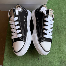 Load image into Gallery viewer, MMY OG Sole Peterson Canvas Lows Size 43
