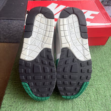 Load image into Gallery viewer, Nike Air Max 1s Size 9
