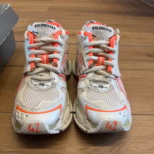 Load image into Gallery viewer, Balenciaga Runners Size 42
