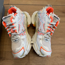 Load image into Gallery viewer, Balenciaga Runners Size 42
