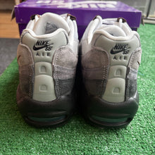 Load image into Gallery viewer, Nike SB Cacao Wow Air Max 95s Size 11.5
