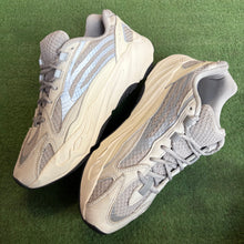 Load image into Gallery viewer, Yeezy Static 700s Size 9.5
