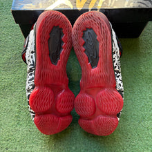 Load image into Gallery viewer, Nike LeBron Graffiti 17s Size 7
