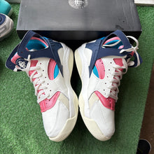 Load image into Gallery viewer, Nike Air Flight Huaraches Size 9
