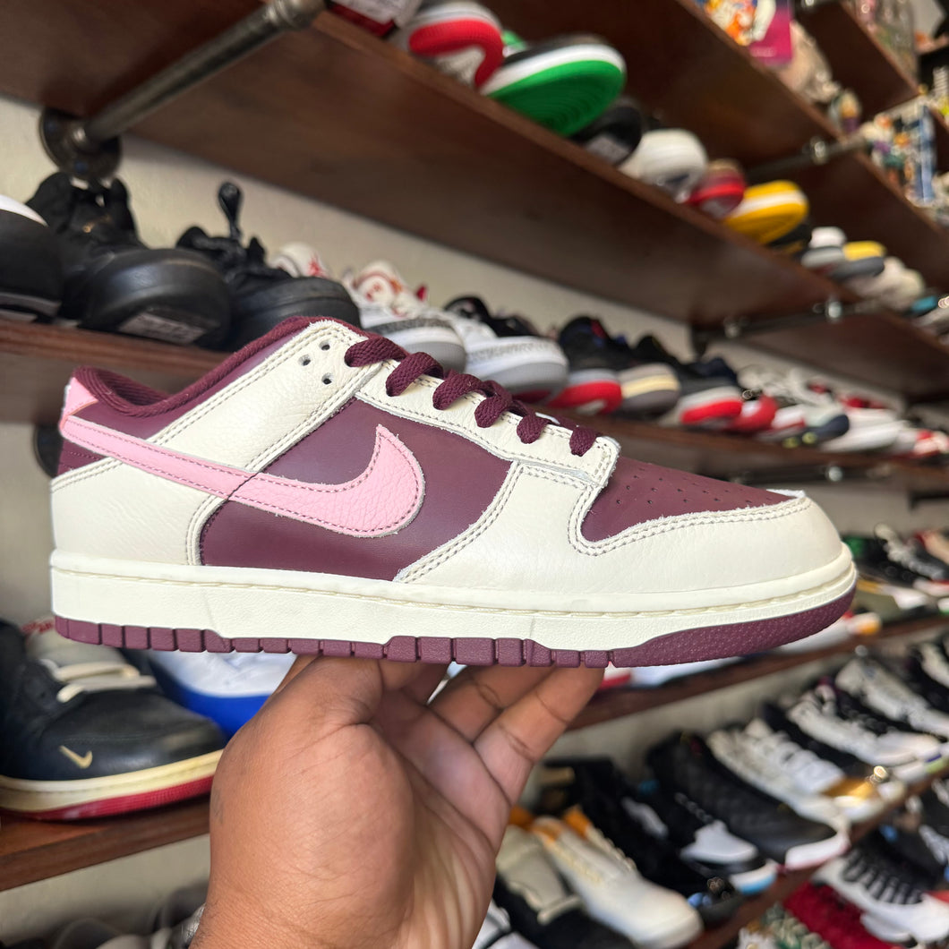 Nike Valentines Day Low Dunks Size 9
