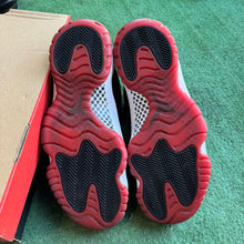 Load image into Gallery viewer, Jordan Bred 11s Size 9.5
