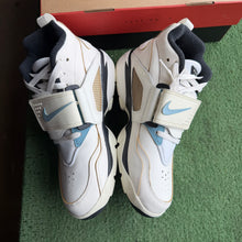 Load image into Gallery viewer, Nike Air Diamond Turfs Size 10.5
