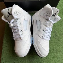 Load image into Gallery viewer, Jordan White Metallic 5s Size 8
