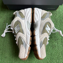 Load image into Gallery viewer, New Balance 530s Size 7
