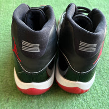 Load image into Gallery viewer, Jordan Bred 11s Size 11.5
