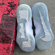 Load image into Gallery viewer, Nike LeBron Soldier 11s Size 8
