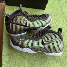 Load image into Gallery viewer, Nike Pine Green Foamposite Pros Size 11.5
