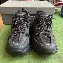 Load image into Gallery viewer, Balenciaga Tracks Size 43
