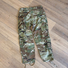 Load image into Gallery viewer, Vintage Camo Pants Size 33 x 30
