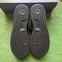 Load image into Gallery viewer, Nike Air Force 1s Size 8
