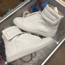 Load image into Gallery viewer, Maison Margiela Futures Size 42
