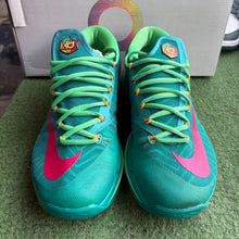 Load image into Gallery viewer, Nike Hero Pack KD 6 Elites Size 9.5
