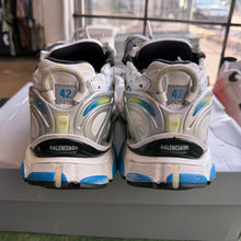 Load image into Gallery viewer, Balenciaga Runners Size 42
