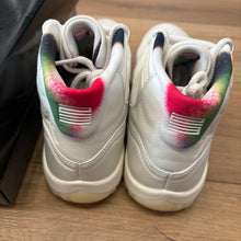 Load image into Gallery viewer, Jordan 285 11s Size 9.5
