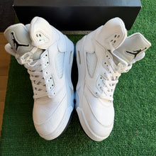 Load image into Gallery viewer, Jordan White Metallic 5s Size 10

