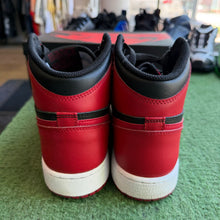 Load image into Gallery viewer, Jordan Bred 1s Size 7Y
