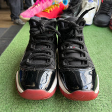 Load image into Gallery viewer, Jordan Bred 11s Size 5.5Y
