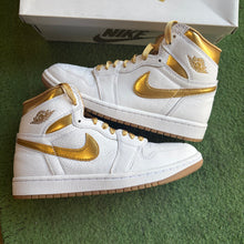 Load image into Gallery viewer, Jordan Metallic Gold 1s Size 8W/6.5M
