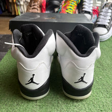Load image into Gallery viewer, Jordan Reverse Metallic 5s Size 6Y
