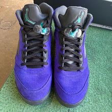 Load image into Gallery viewer, Jordan Alternate Grape 5s Size 9.5
