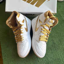 Load image into Gallery viewer, Jordan Metallic Gold 1s Size 8W/6.5M

