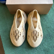 Load image into Gallery viewer, Yeezy Sulfur Foam Runners Size 6
