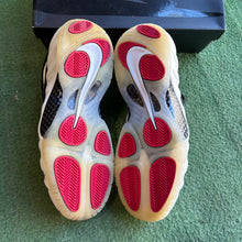 Load image into Gallery viewer, Nike Pearl Foamposite Pros Size 11.5
