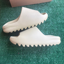Load image into Gallery viewer, Adidas Yeezy Resin Slides Size 6
