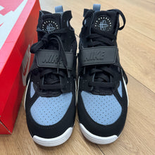 Load image into Gallery viewer, Nike Air Trainer Huaraches Size 9.5
