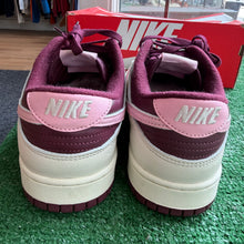Load image into Gallery viewer, Nike Valentines Day Low Dunks Size 12
