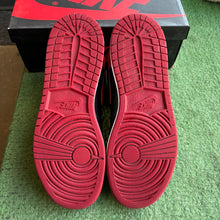 Load image into Gallery viewer, Jordan Banned 1s Size 7Y
